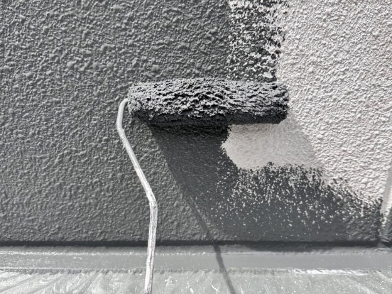 【外壁塗装の基本】なぜ「3回塗り」が鉄則？下地と塗料を密着させるプロの工程