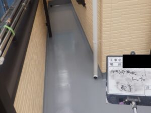 ベランダ床トップコート塗装完了様子