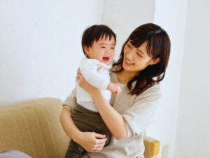 子供を抱っこする母親