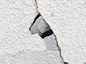 外壁の浮きや欠けは塗装だけで整わないことも